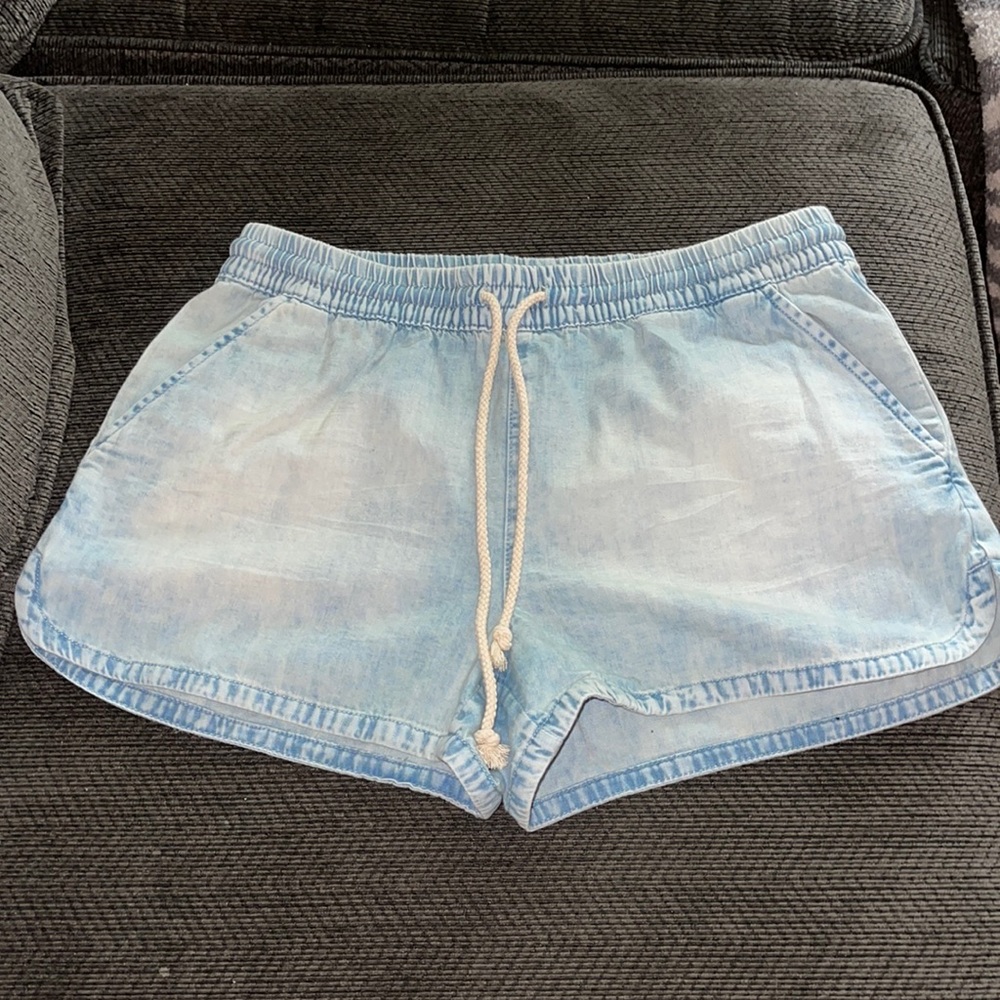American Eagle - comfy ‘jean’ shorts (size small)